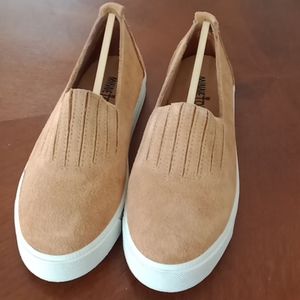 True to size! 7.5 Minnetonka Brown Slip-On Sneakers